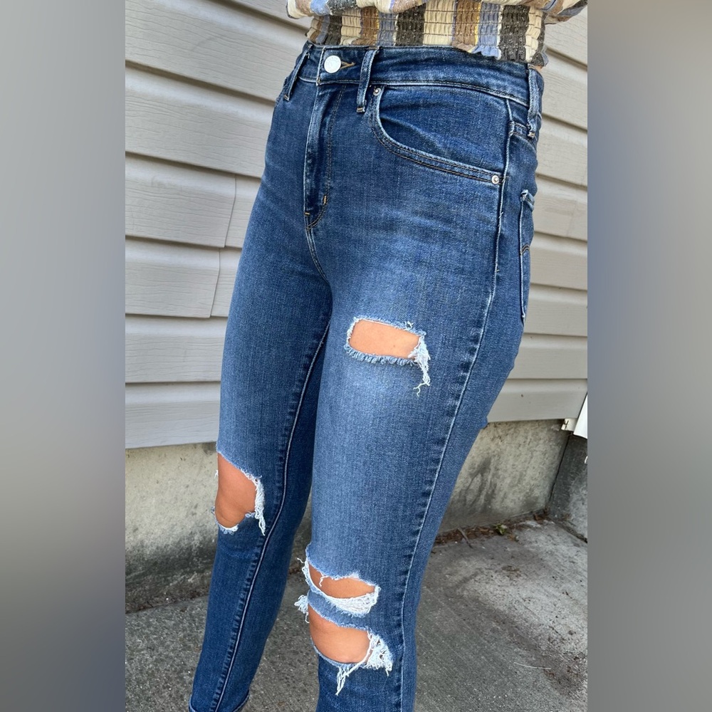Women’s Ripped Levi Skinny Jeans